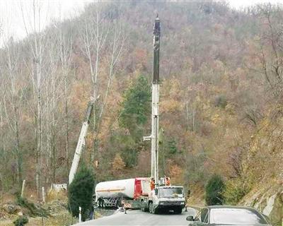 天然气罐车在西峡山道上发生侧翻 公安消防联手排险